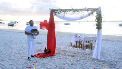 Mauricio: propuesta de boda privada en la playa con rosas y accesorios