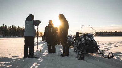 Rovaniemi: Tour de safari de motos de nieve eléctricos con pesca en hielo